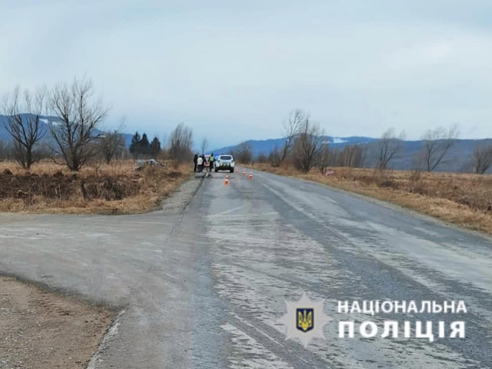 На Прикарпатті у ДТП кілька разів перекинувся легковик, водій шансів вижити не мав (ФОТО)