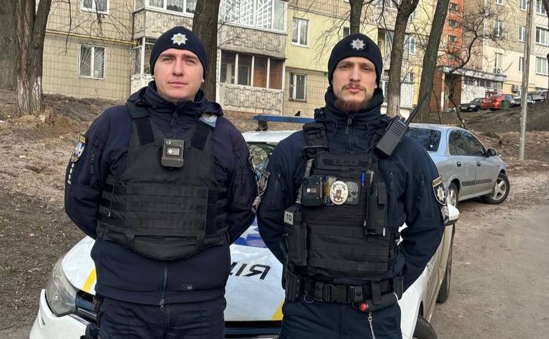 Кричав і викидав речі з балкона: патрульні передали медикам агресивного чоловіка