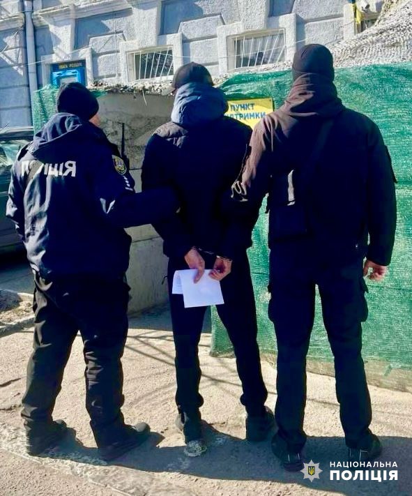В Одесі чоловік серед білого дня обікрав ломбард у центрі міста (ФОТО)