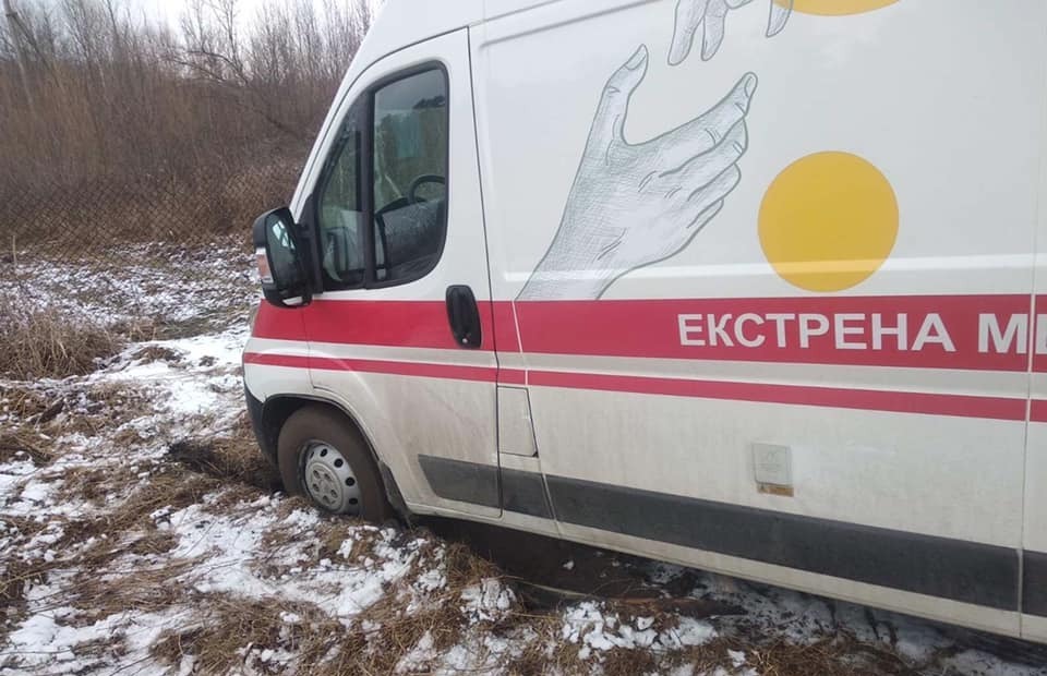 На Львівщині автомобіль швидкої допомоги застряг у болоті