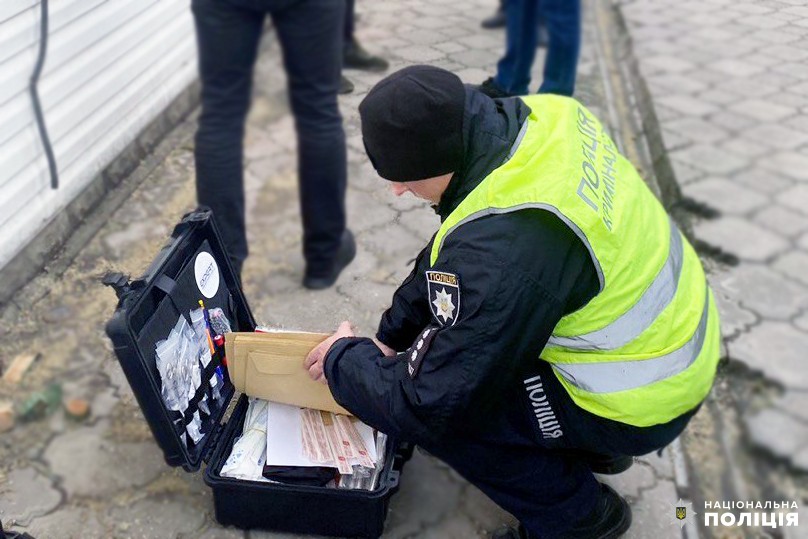 На Рівненщині спритник замість грошей за бойову гранату отримав кайданки на зап’ястя (ФОТО)