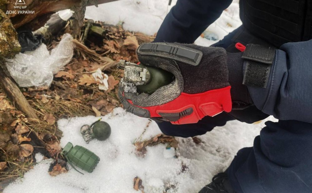 На Київщині чоловік знайшов три ручні гранати (ФОТО)