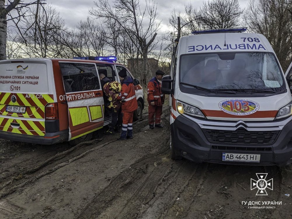 На Вінниччині один чоловік провалився під кригу, а другий тримав його на тросі до прибуття рятувальників (ФОТО)