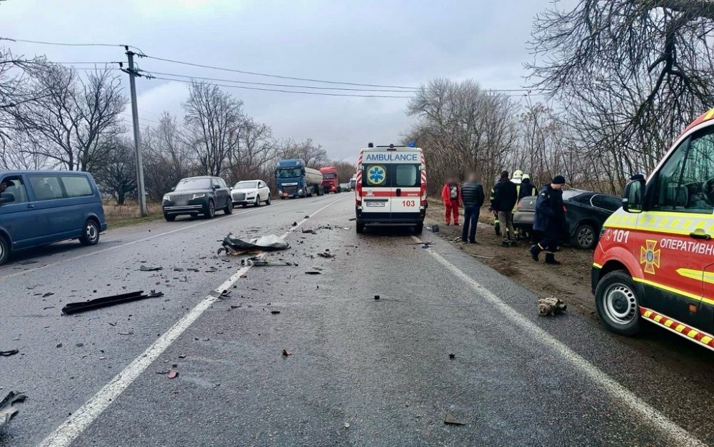 На Одещині внаслідок потрійної ДТП загинула водійка одного з автомобілів-учасників (ФОТО)