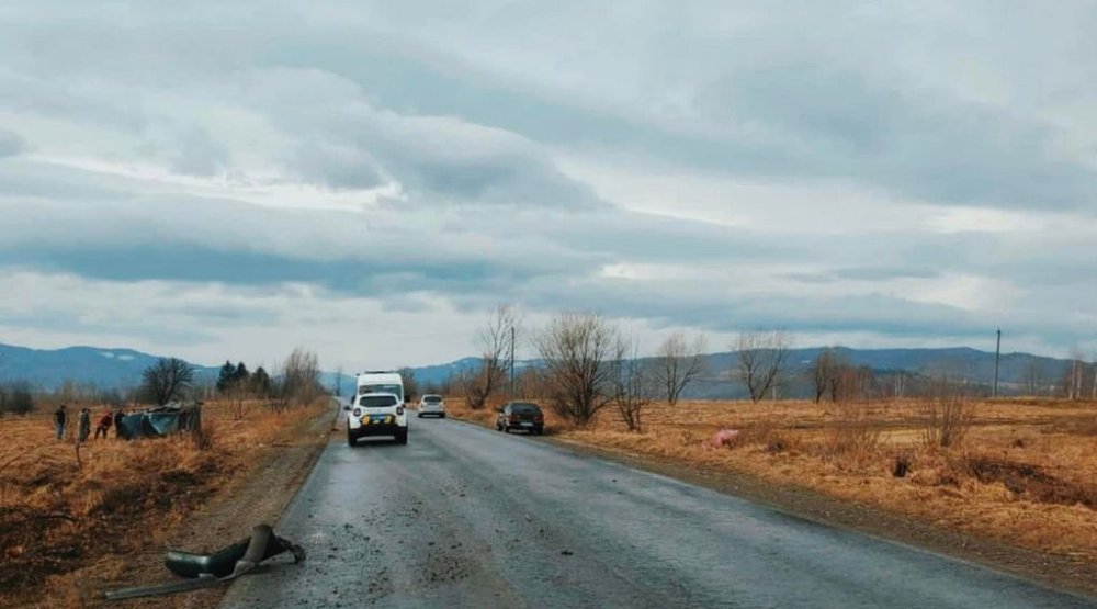 На Прикарпатті у ДТП кілька разів перекинувся легковик, водій шансів вижити не мав (ФОТО)