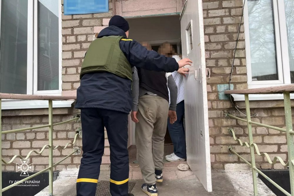 У Новомосковську чоловік мало не вбив колишню співмешканку в магазині