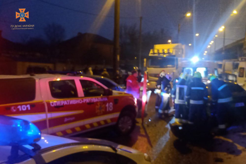 У Дніпрі рятувальники вивільнили пораненого водія з розбитого внаслідок ДТП автомобіля