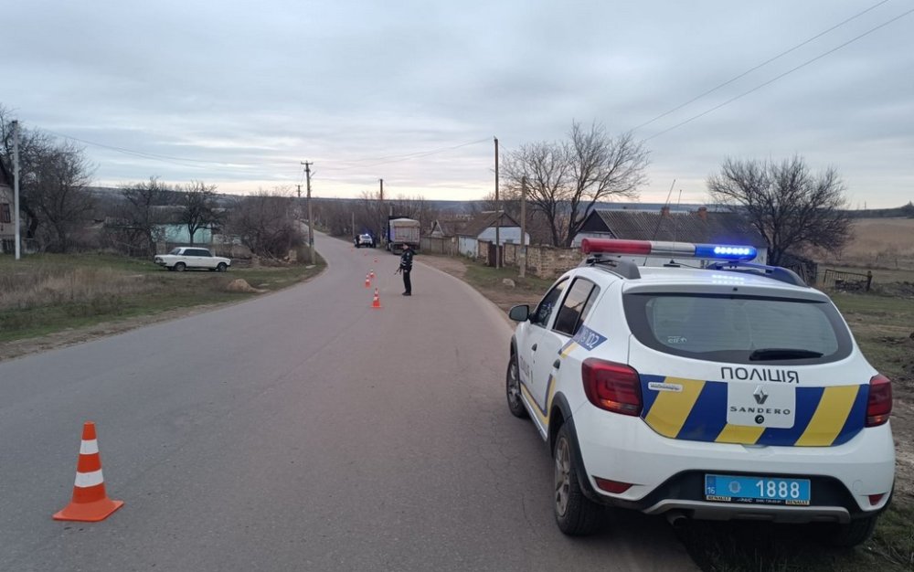 На Одещині вантажівка причепом збила жінку, яка вийшла на дорогу