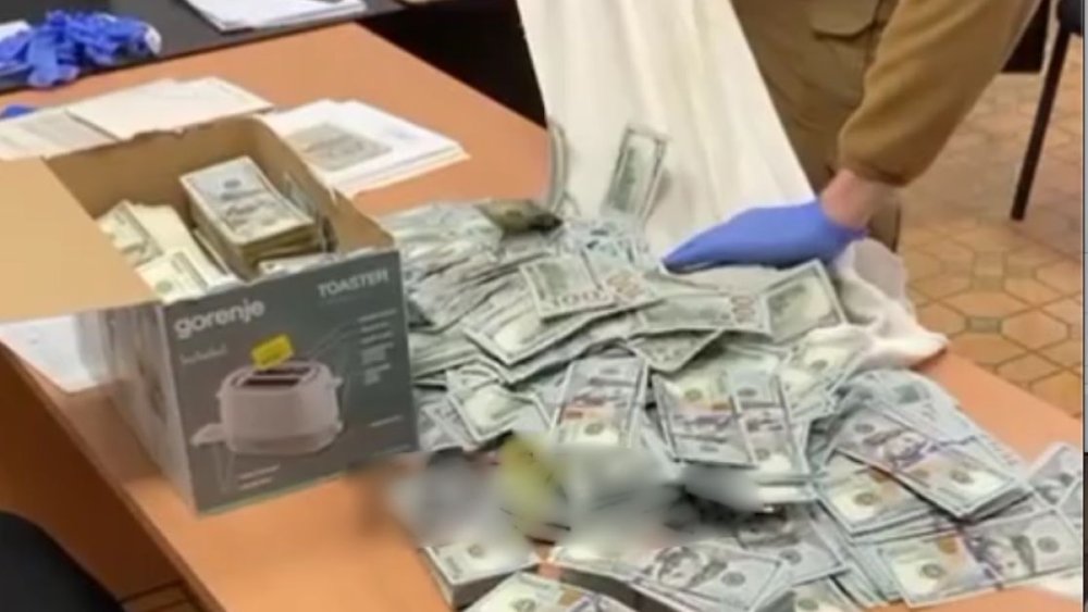 Мільйон доларів готівки: екс-голова Чернігівської обласної ВЛК погорів на хабарі (ВІДЕО)