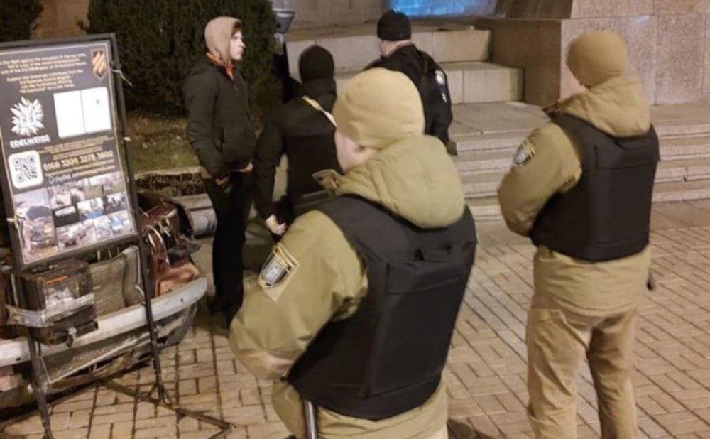 У центрі Києва юнак намагався поцупити гроші зі скриньки для пожертв для ЗСУ (ФОТО)
