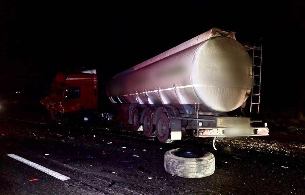 На Одещині вантажівка розірвала легковик, який виїхав на зустрічну, є загиблий (ФОТО)