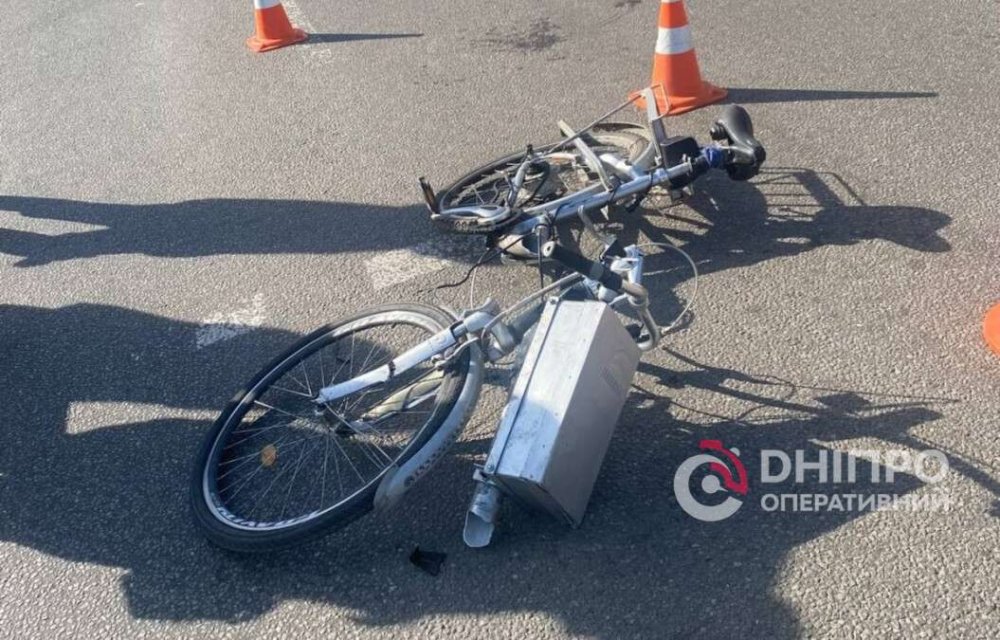 У Дніпрі на проспекті вантажівка збила велосипедиста на «зебрі» (ФОТО)