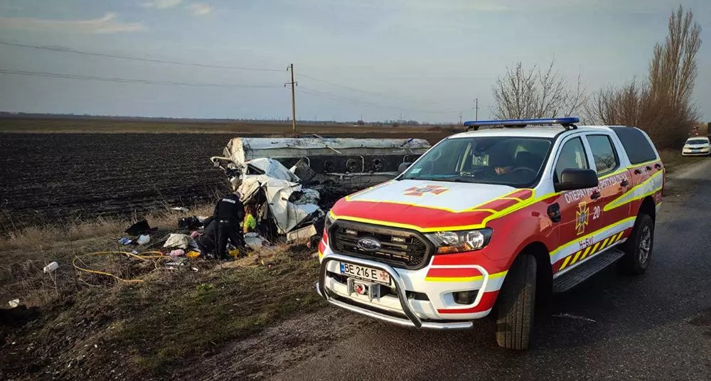 На Миколаївщині вантажівка перекинулася в кювет, водій загинув на місці (ФОТО)