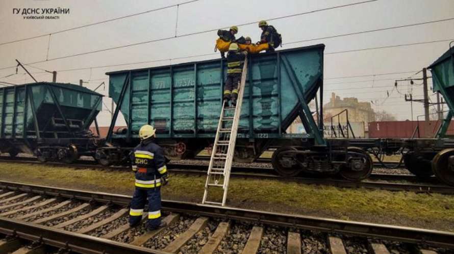 У Львові 13-річного школяра вдарило струмом під час селфі на даху поїзда