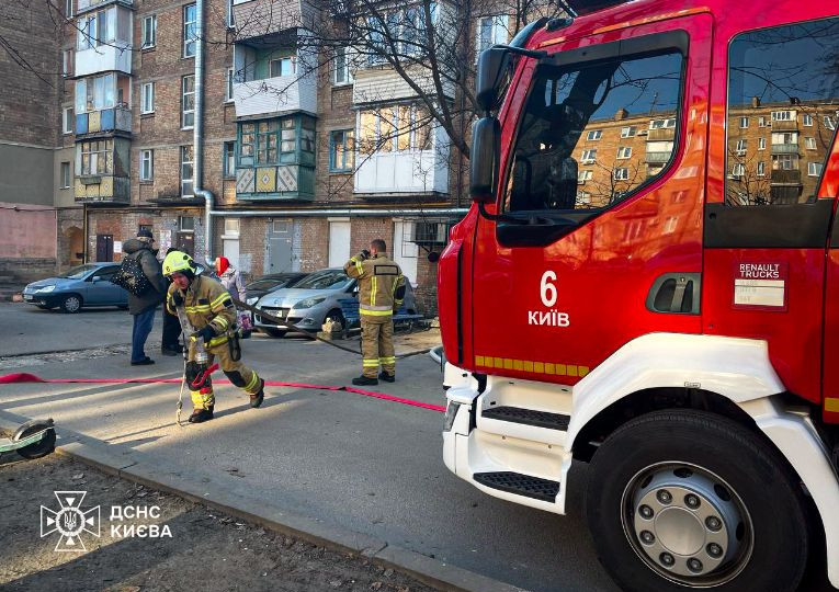 У Києві спалахнула квартира у багатоповерхівці (ФОТО)