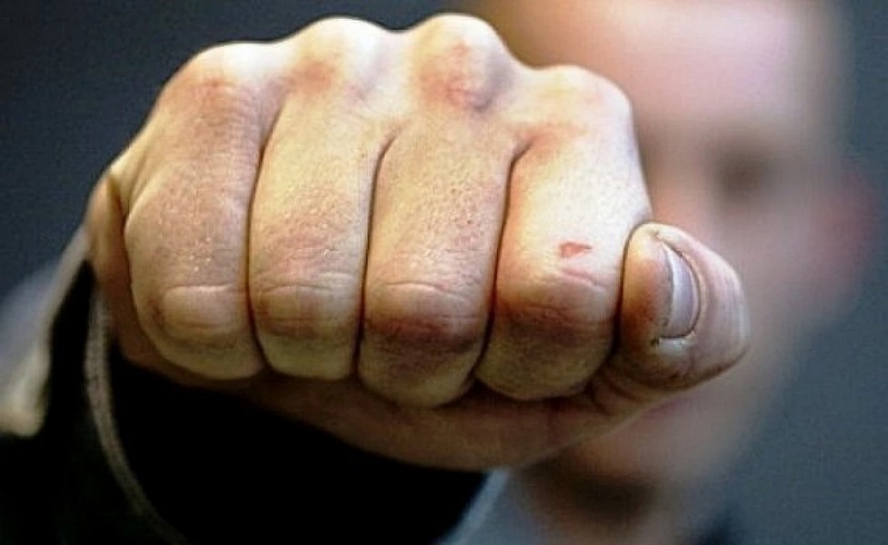 У Києві молодик вступився за дівчину так, що його опонент потрапив до лікарні