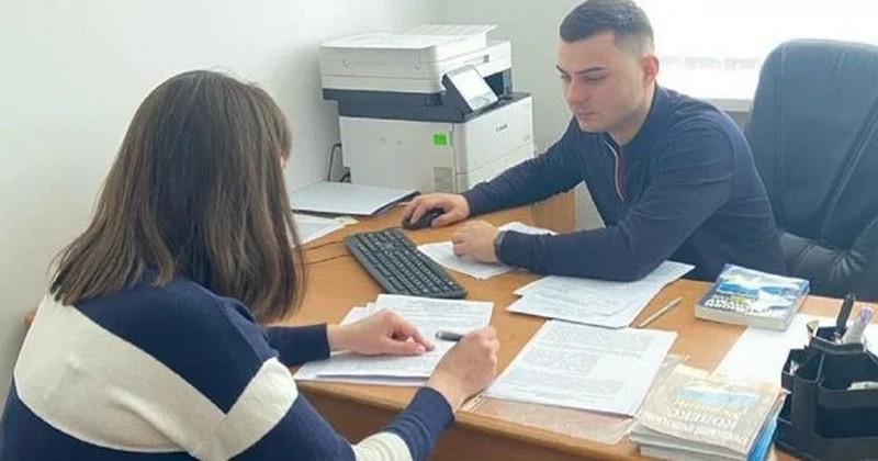 Медсестра з Львівщини незаконно отримувала зарплату, перебуваючи за кордоном
