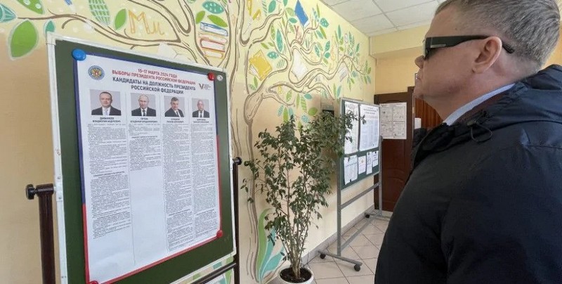 Незрячий депутат з Москви відзвітував, що не побачив порушень на виборах президента РФ