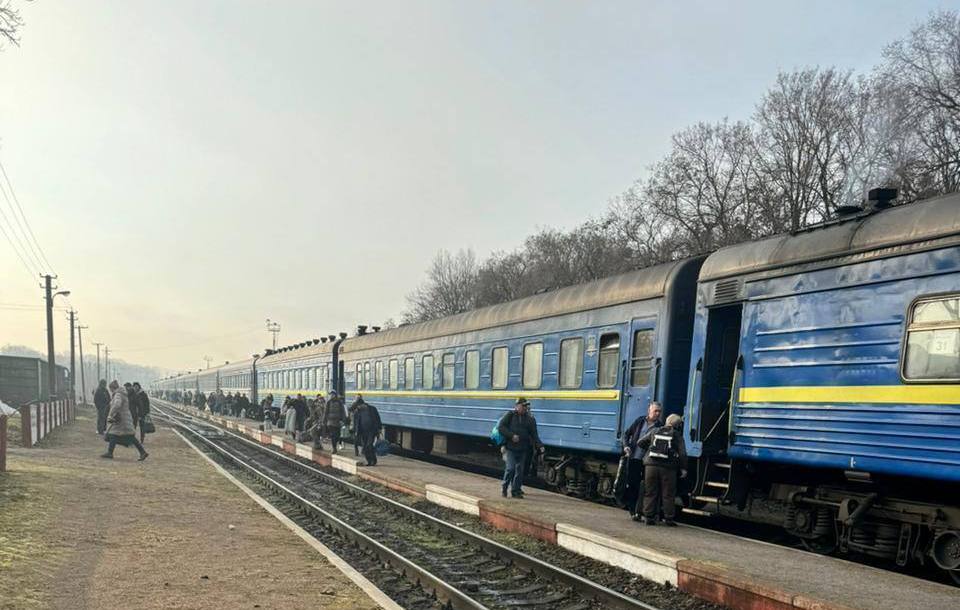 Причиною став зсув ґрунту: зупинено рух потягів між Хмельницьким та Камʼянець-Подільським (ФОТО)