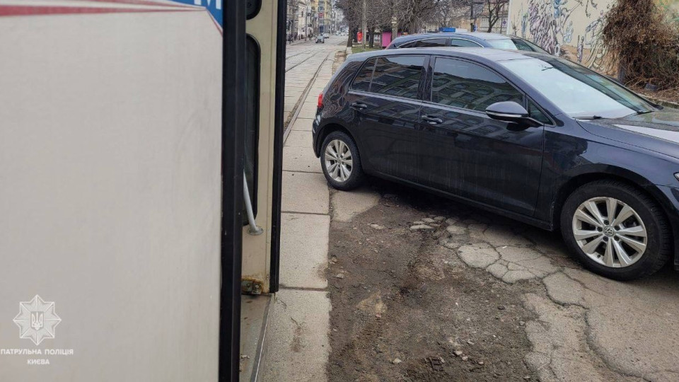 У Києві «герой парковки» заблокував рух трамвая (ФОТО)