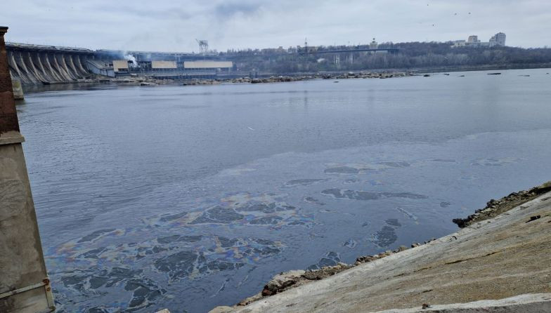 Внаслідок атаки на Дніпровську ГЕС стався витік нафтопродуктів у Дніпро (ФОТО)