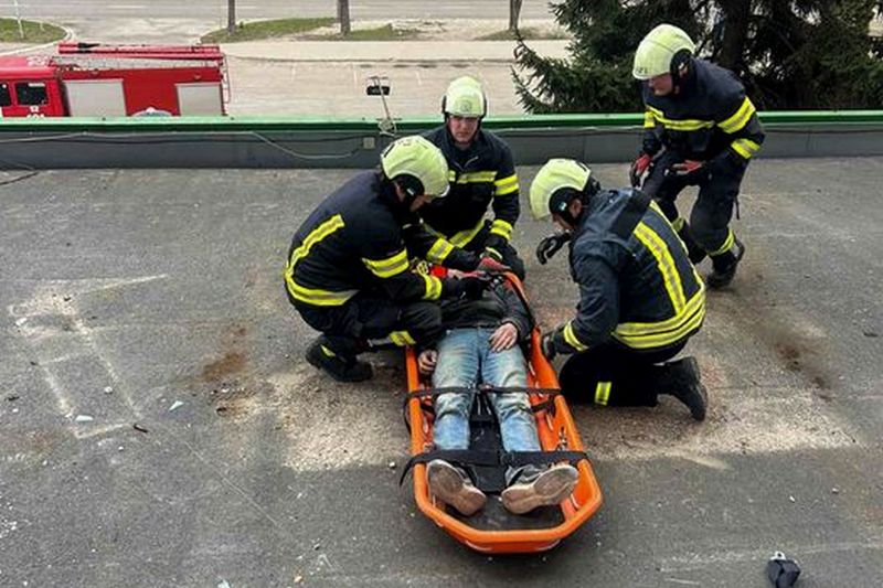У Черкасах чоловік випав із вікна багатоповерхівки на дах магазину (ФОТО)