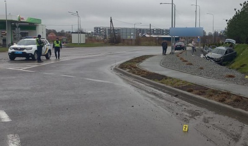 На Львівщині легковик вилетів з траси: до лікарні потрапила молода жінка (ФОТО)