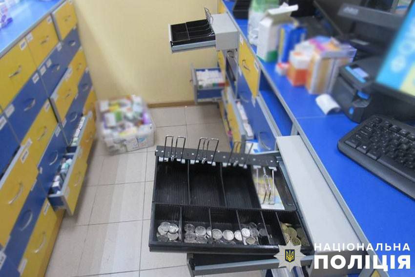 У Києві чоловік зі зброєю напав на аптеку (ФОТО)