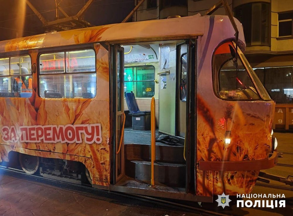 Пошкодив трамвай та побив його кермувальницю: одеські поліцейські затримали хулігана (ФОТО)
