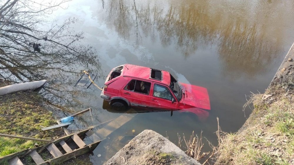 На Львівщині вночі п'яний водій на авто впав у річку