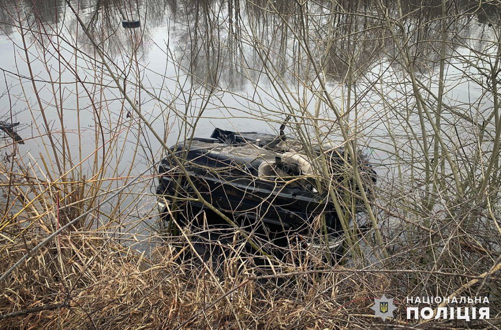 На Хмельниччині водій втопив авто у ставку: двоє загиблих