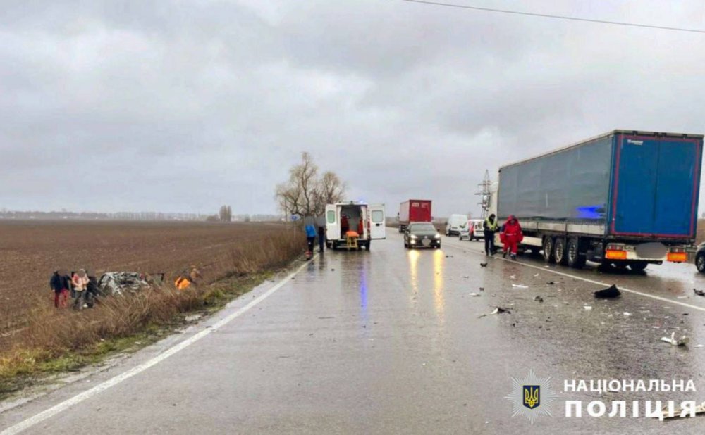 Уламки машини розкидані по дорозі: під Києвом сталась смертельна ДТП