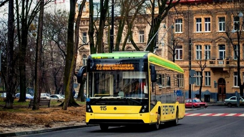 У львівському тролейбусі пасажир побив 13-річну дівчину (ВІДЕО)