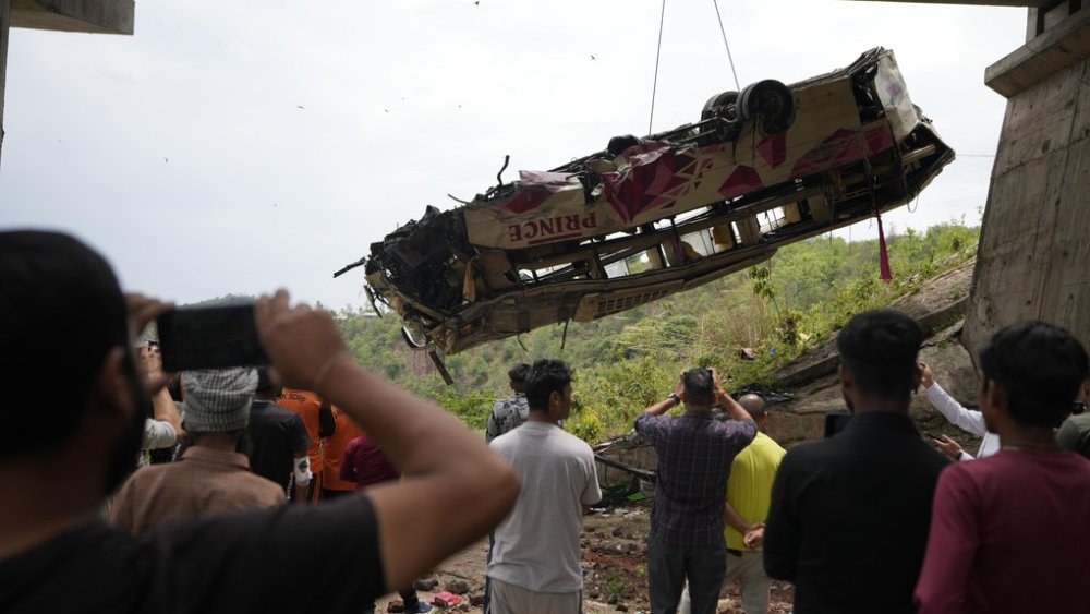 В Індії в ущелину зірвався автобус із туристами