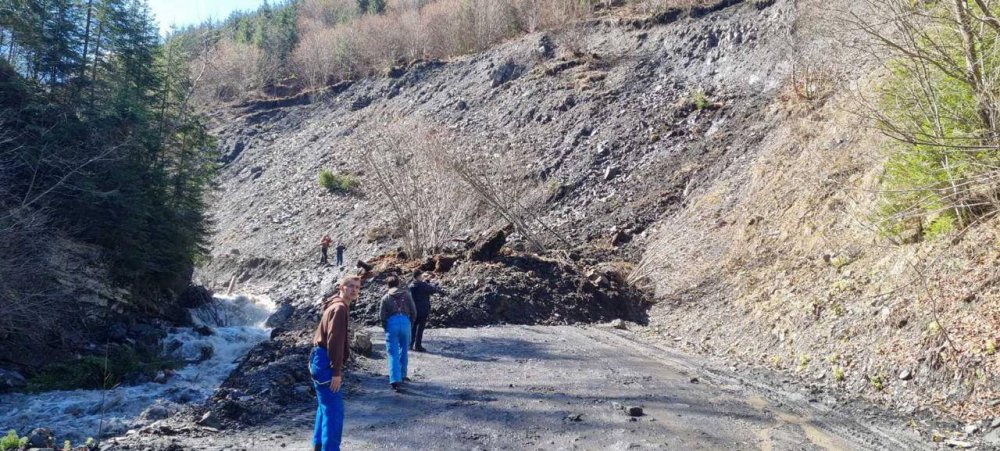 На Закарпатті через зсув ґрунту пошкоджено дорогу державного значення (ФОТО)