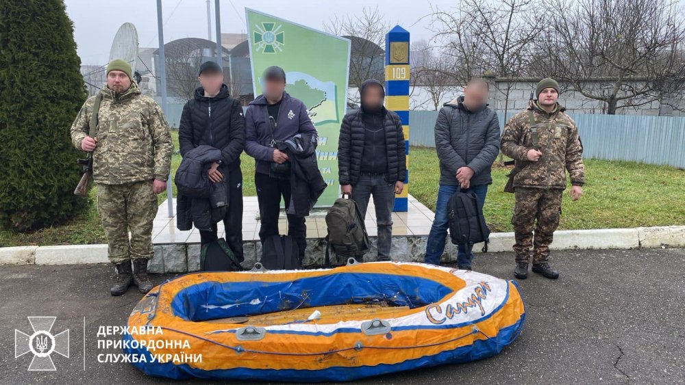 Хотіли перепливали Тису на надувному човні: прикордонники затримали ухилянтів