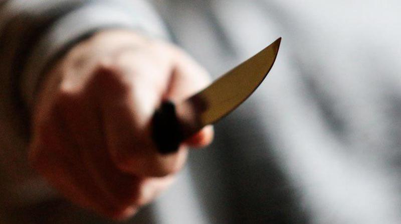 У Дніпрі чоловік під час бійки вдарив ножем двох знайомих