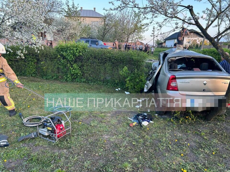 Смертельна аварія на Прикарпатті: два авто розтрощені вщент (ФОТО)