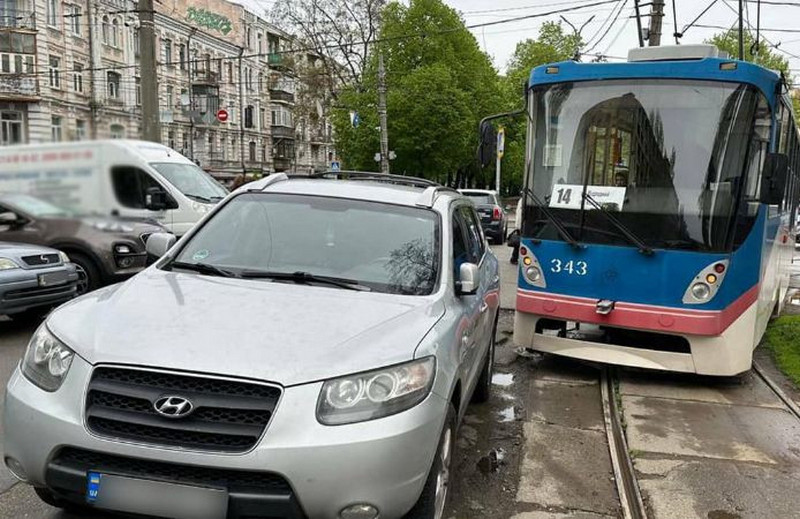 У Києві покарали «героя паркування», який заблокував рух трамваїв (ФОТО)