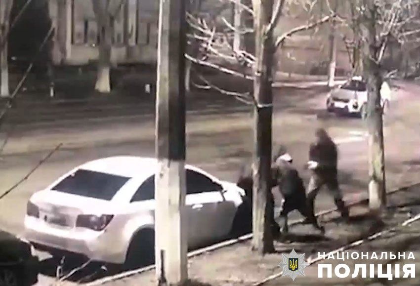 Вдарили цеглиною та зняли каблучку: у Києві судитимуть розбійників, які напали на військового