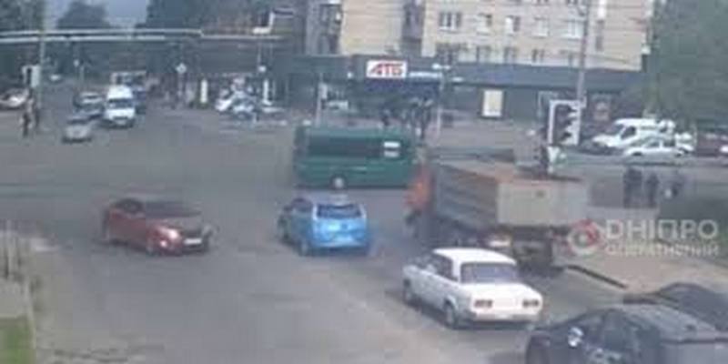 У Дніпрі на проспекті маршрутка збила дівчину (ВІДЕО)
