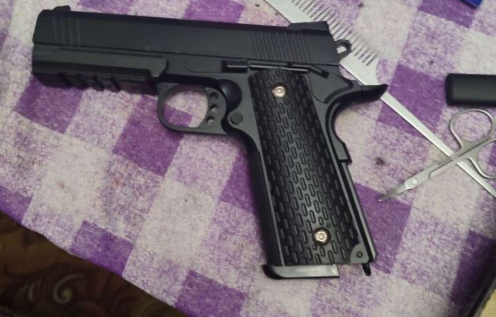 Погрожував чоловікові іграшковим пістолетом: поліція Дніпра затримала хулігана