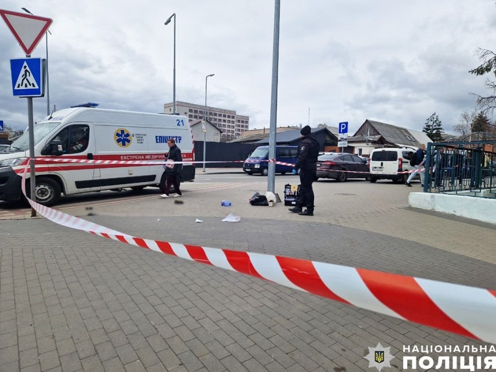 У Чернігові чоловіка вдарили ножем у спину, він помер у «швидкій» (ФОТО)