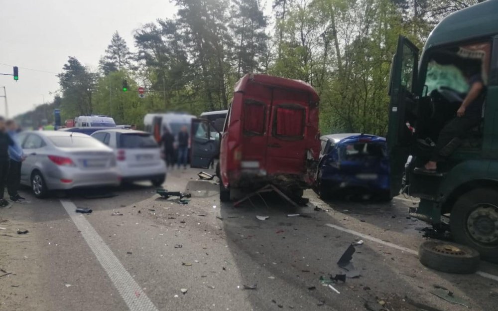 У Києві сталася масштабна ДТП: зіткнулись одразу 6 автомобілів (ФОТО)