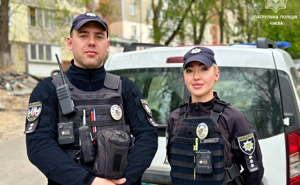 П’яна мама спала, а малюк виліз на підвіконня: київські патрульні врятували дитину (ФОТО)