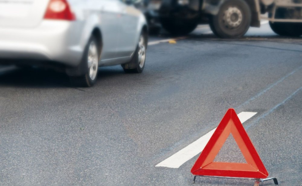 Влетів у відбійник і застряг в розтрощеному авто: у Києві врятували чоловіка