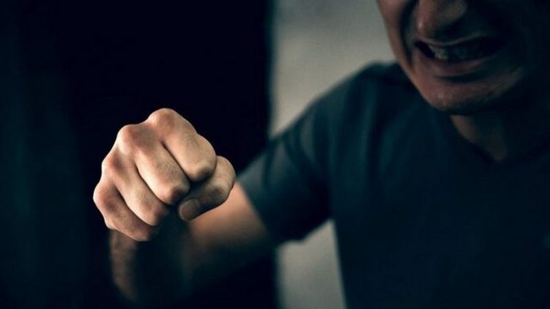 Напад у центрі Дніпра: чоловік побив робітницю кав'ярні (ВІДЕО)
