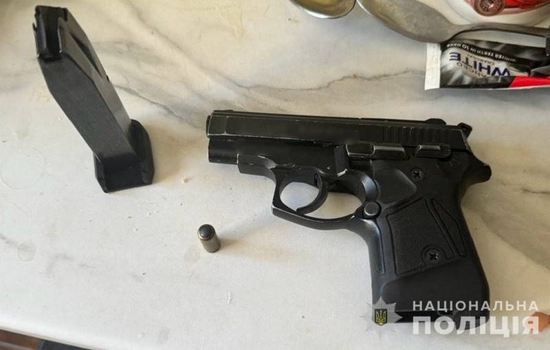 У Кривому розі 33-річний чоловік вчинив стрілянину на вулиці, поранивши двох людей