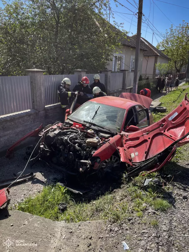 На Закарпатті внаслідок ДТП легковик влетів у стовп, водія з машини діставали рятувальники (ФОТО)