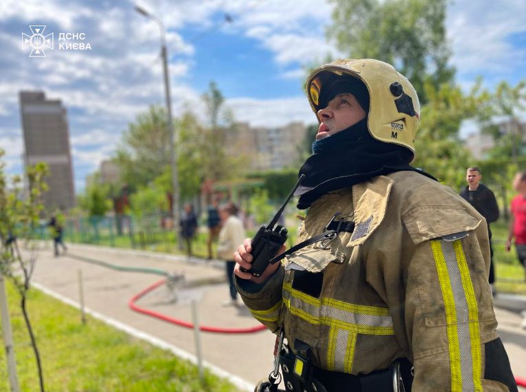 У Києві спалахнула квартира у багатоповерхівці (ФОТО)